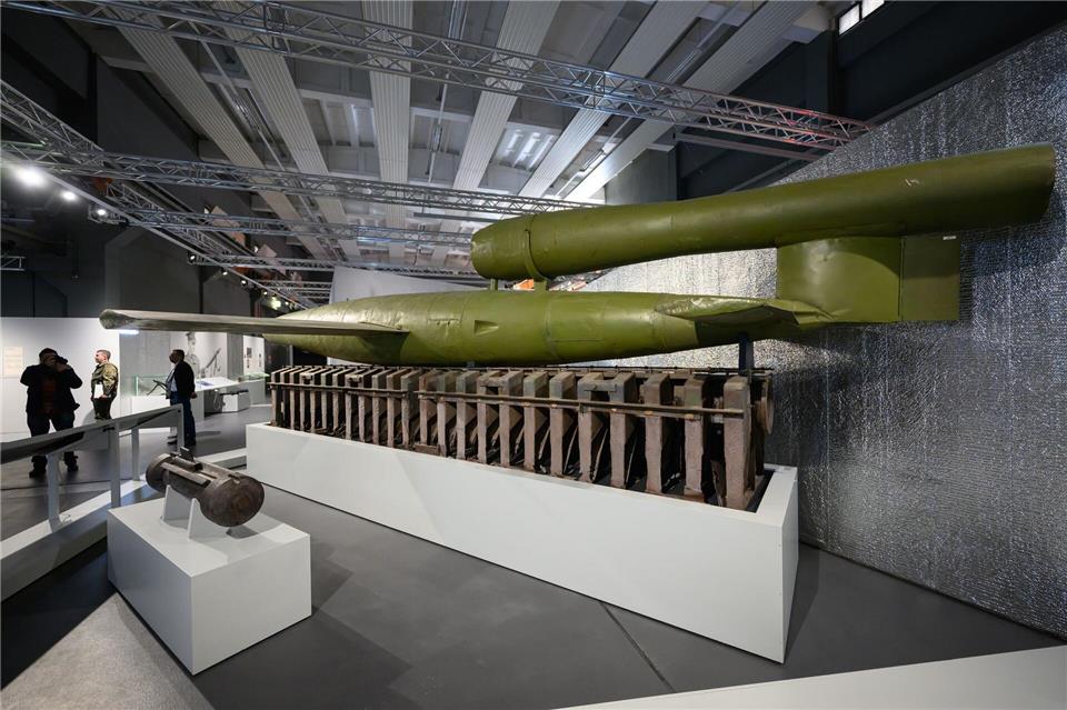 Das Militärhistorische Museum der Bundeswehr in Dresden beschäftigt sich in einer Sonderausstellung unter dem Titel „Wunderwaffen“ mit Propaganda und Kriegstechnik in der NS-Zeit Robert Michael/dpa
