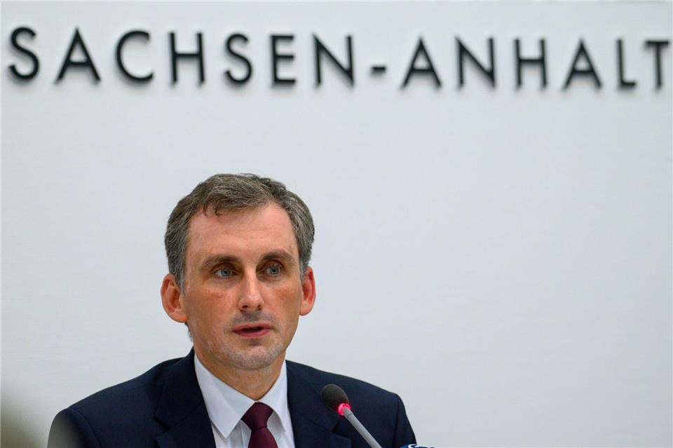 Das Ministerium von Bildungsminister Jan Riedel (CDU) unterstützt Schulen im Umgang mit Extremisten. (Archivbild)Klaus-Dietmar Gabbert/dpa