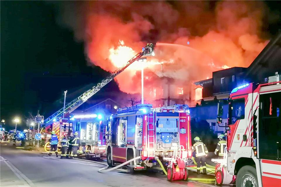 Das Mitarbeiterhaus des Hotels brannte am Samstag lichterloh. Franz Liss/EinsatzReport24/dpa