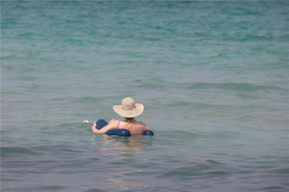 Das Mittelmeer wird immer wärmer und ein Bad bei Wassertemperaturen um die 30 Grad bringt keine Erfrischung mehr. (Archivbild)Clara Margais/dpa