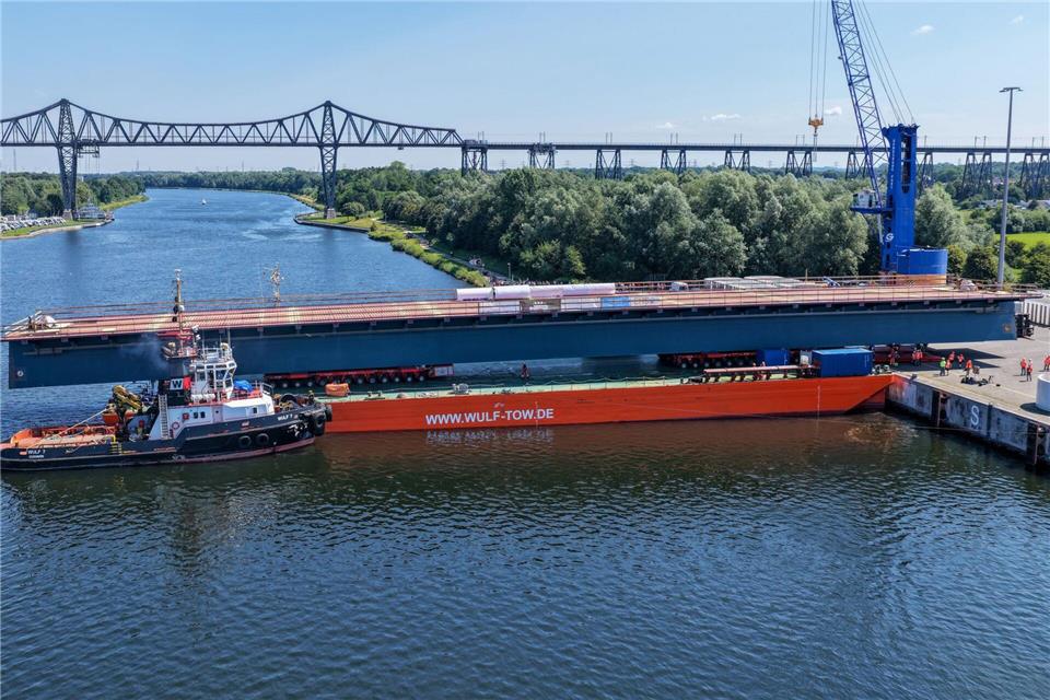 Das Mittelteil der neuen Brücke liegt derzeit noch auf einem Ponton.Bodo Marks/dpa