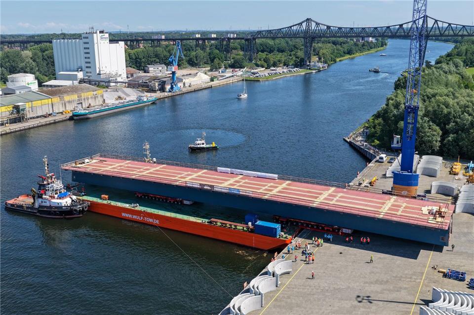 Das Mittelteil der neuen Rader Hochbrücke wurde auf einen Ponto verladen. Bodo Marks/dpa