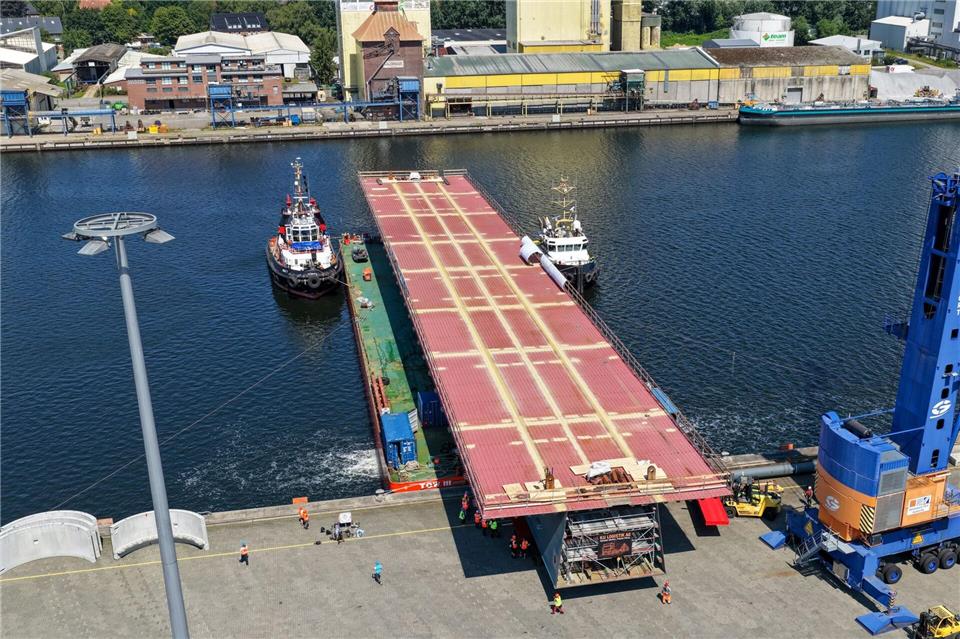 Das Mittelteil ist 1.250 Tonnen schwer.Bodo Marks/dpa