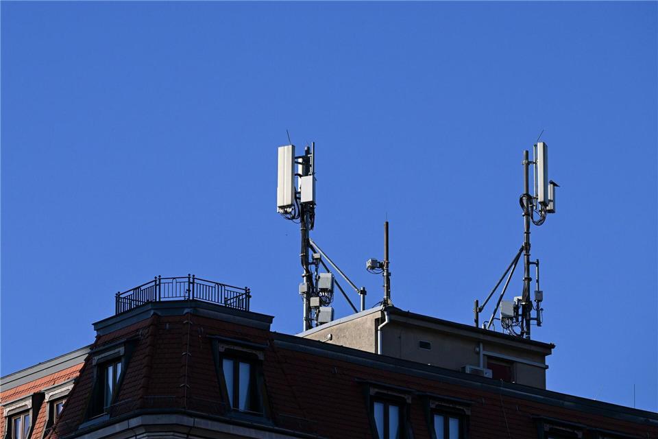Das Mobilfunknetz in Berlin umfasst rund 3.300 Sendemasten, die zum Teil auf Dächern sind. (Archivbild) Jens Kalaene/dpa