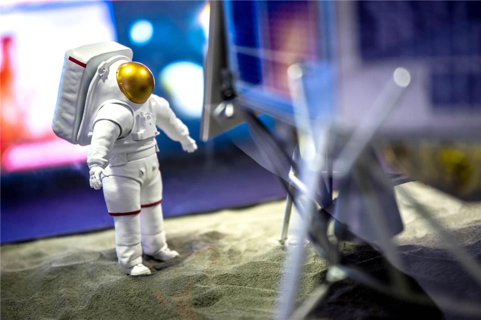 Das Model eines Astronauten in den Veranstaltungsräumen am Vorabend der Esa-Ministerratstagung.Sina Schuldt/dpa