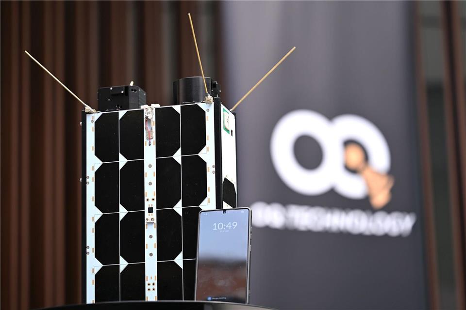 Das Modell eines Satelliten, der in echt gleich groß ist - also ziemlich klein, grob gesagt so groß wie ein Schuhkarton. Wolf von Dewitz/dpa