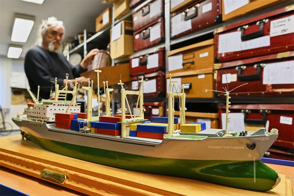 Das Modell ist etwa 60 Zentimeter groß. Patrick Pleul/dpa