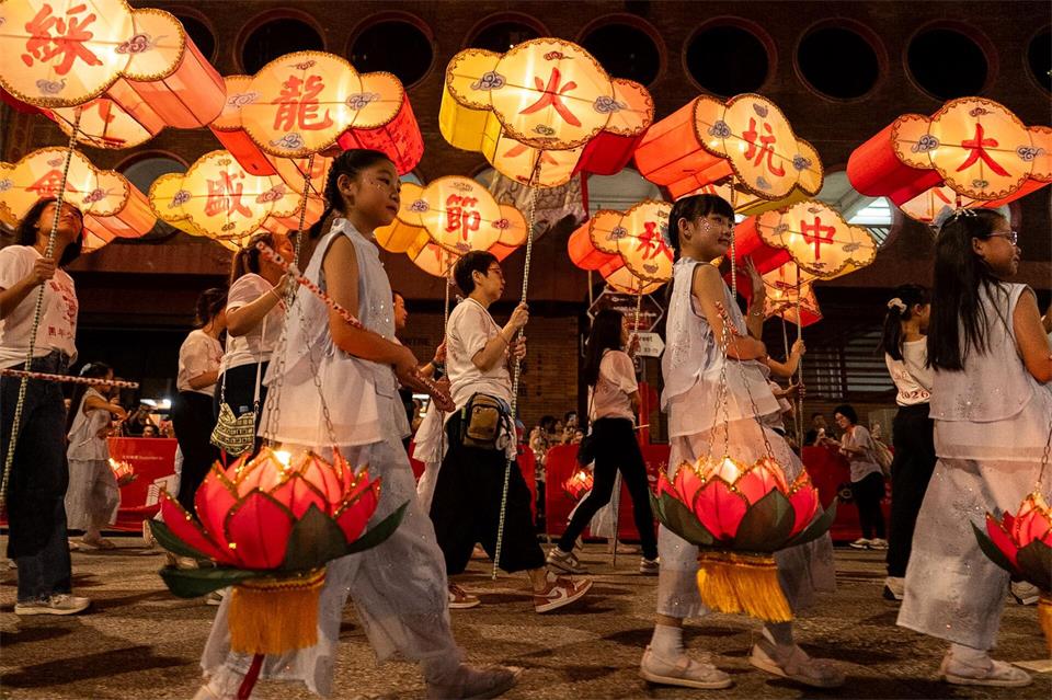 Das Mondfest wird in Hongkong gefeiert.Chan Long Hei/AP/dpa