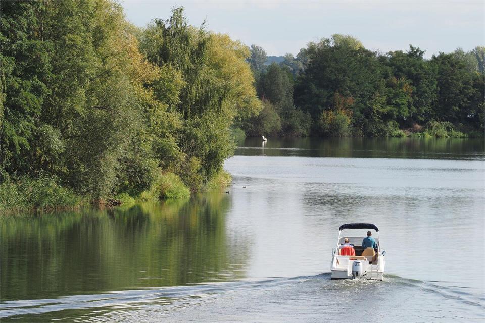 Das Motorboot war den Angaben nach ein Mietboot, das ohne Führerschein gefahren werden kann. (Symbolbild)Soeren Stache/dpa-Zentralbild/dpa