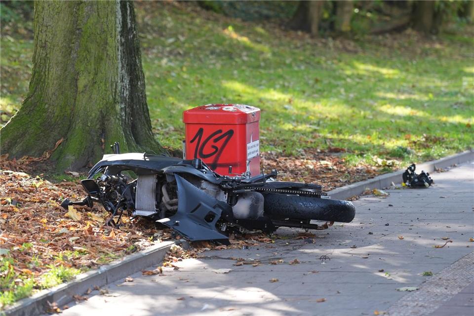 Das Motorrad landete meterweit entfernt an einem Mülleimer. Marcus Brandt/dpa