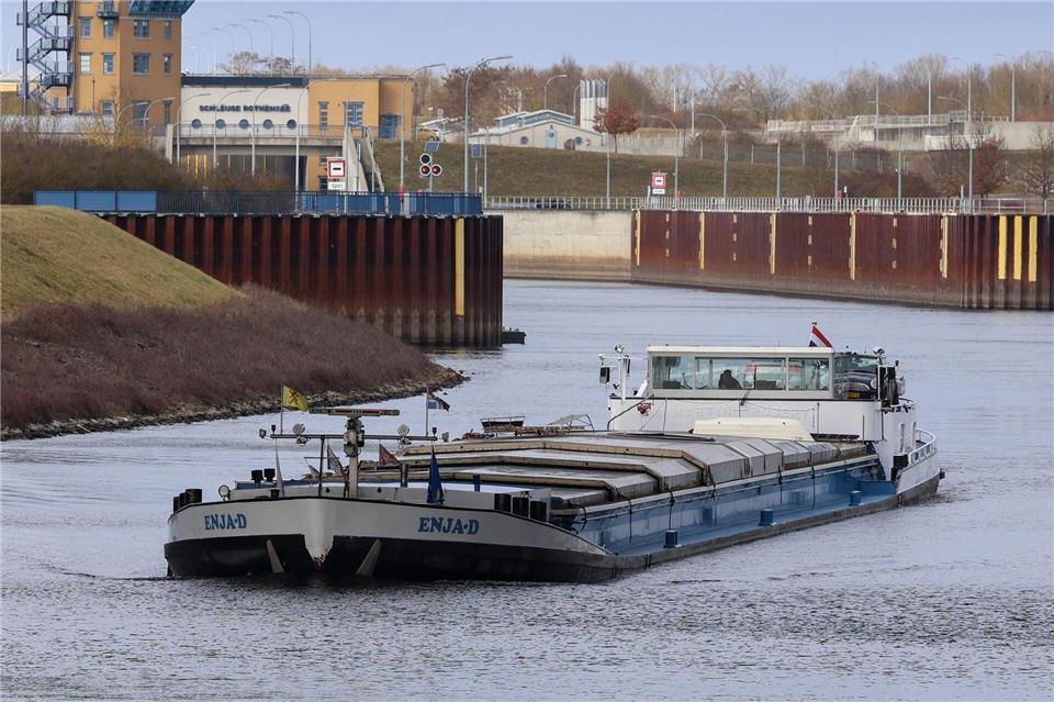 Das Motorschiff „ENJA-D“ aus den Niederlanden fährt nach der Eis-Sperre als eines der ersten wieder auf dem Mittellandkanal bei Magdeburg.Peter Gercke/dpa