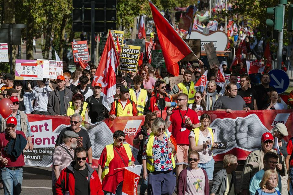 Das Motto der Kundgebung lautete „Hart verdient! Deine Arbeit. Deine Gesundheit. Deine Rente“.Oliver Dietze/dpa