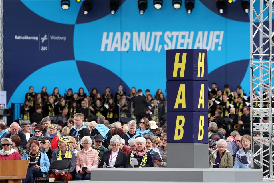 Das Motto des Katholikentags ist auf einer Bühne zu sehen. Karl-Josef Hildenbrand/dpa