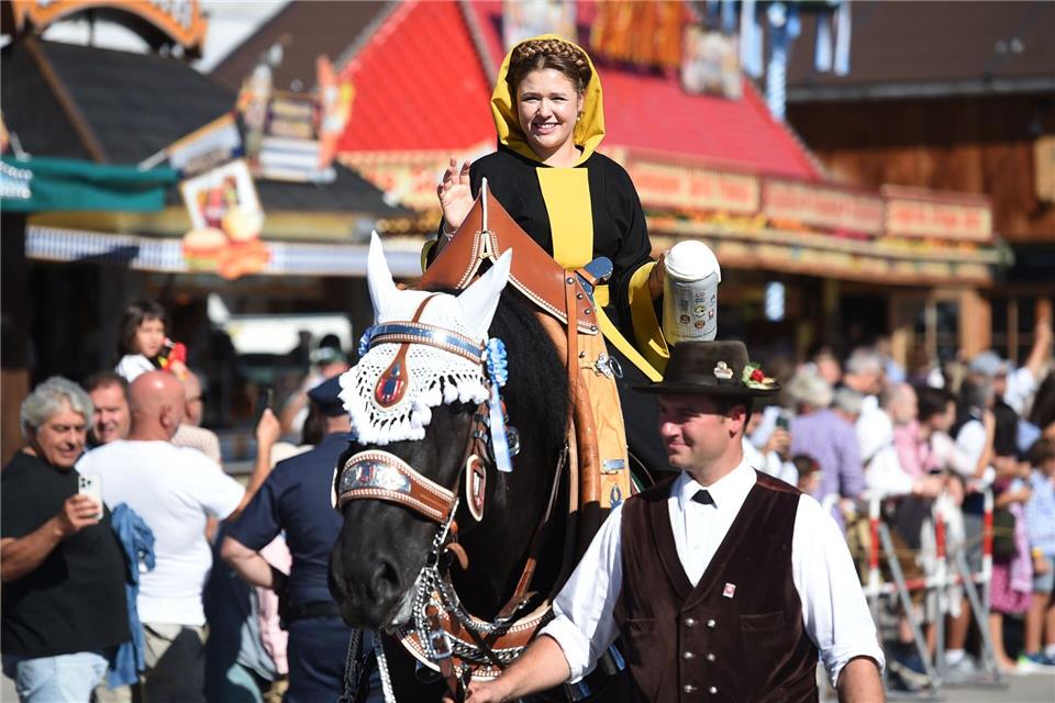 190. Oktoberfest: „Gegen die Krisen der Welt“ Das Münchner Kindl Franziska Inselkammer reitet zum Beginn des Oktoberfests auf die Theresienwiese.Felix Hörhager/dpa
