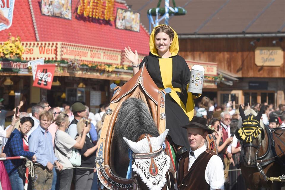 Das Münchner Kindl - erstmals verkörpert von Ellis Kaut - reitet beim Einzug der Wiesnwirte auf einem Pferd. (Archivfoto).Felix Hörhager/dpa