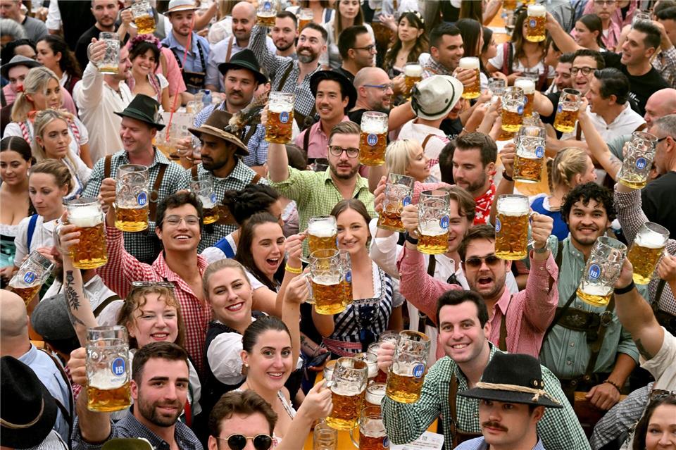 Das Münchner Oktoberfest 2024 - in Berlin soll es demnächst eine alkoholfreie Variante geben. (Archivbild)Felix Hörhager/dpa
