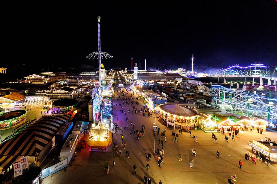 Das Münchner Oktoberfest durfte am Mittwochabend nach einer Bombendrohung wieder öffnen.Daniel Karmann/dpa