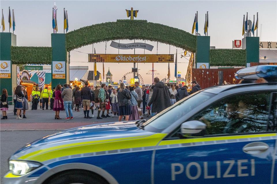 Das Münchner Oktoberfest durfte am Mittwochabend nach einer Bombendrohung wieder öffnen.Armin Weigel/dpa