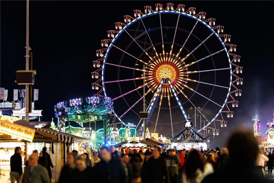 Das Münchner Oktoberfest im Dunklen. Hier soll am Abend eine Drohne geflogen sein. (Archivbild)Daniel Karmann/dpa