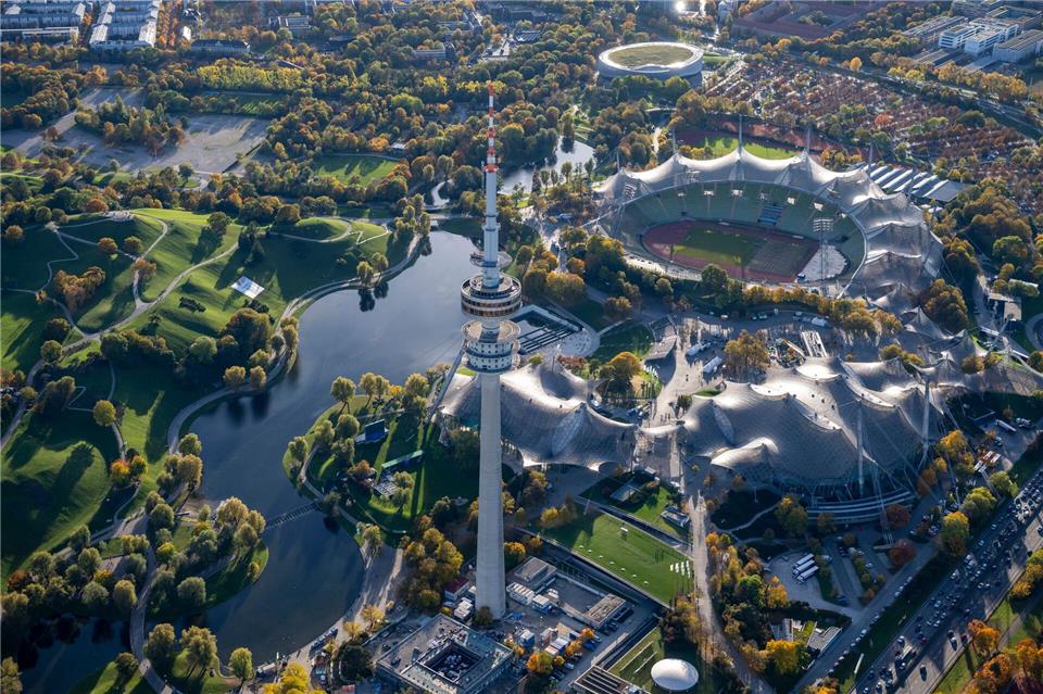 Das Münchner Olympiastadion aus der Luft.Peter Kneffel/dpa
