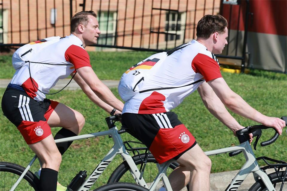Das Münchner Torwart-Tandem: Manuel Neuer (l) und Jonas Urbig auf dem Weg zum Training bei der WM. (Archivbild)Jan Woitas/dpa