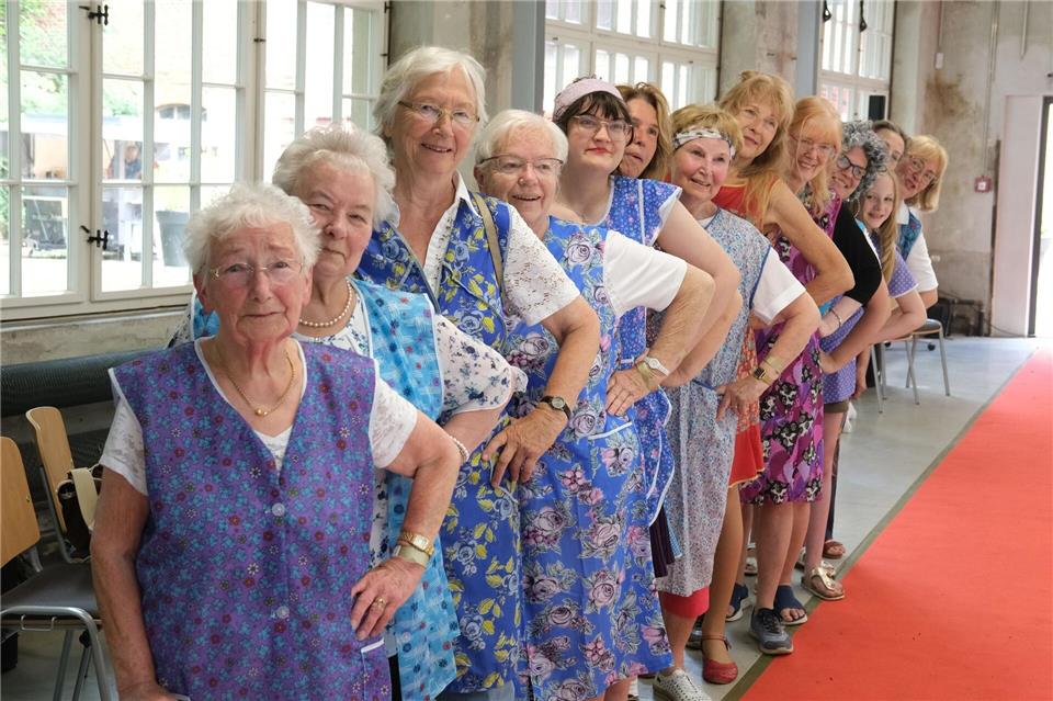 Das Museum Tuchfabrik Gebrüder Pfau widmet dem kultigen Kleidungsstück den „Kittelschürzentag“. Sebastian Willnow/dpa
