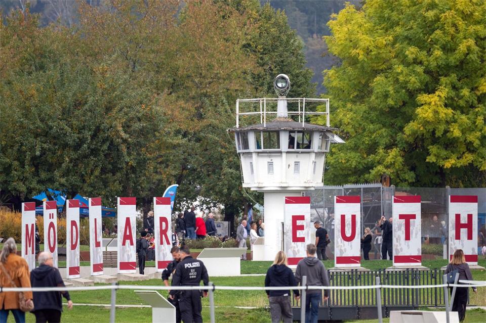 Das Museum bietet Vorträge, Filmvorführungen und kostenlose Kurzführungen auf dem Außengelände und am Grenzturm Heinersgrün. Pia Bayer/dpa