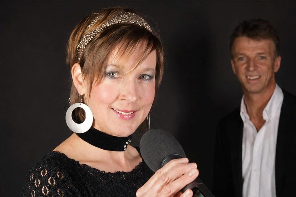 Das Musikduo Anne und Roland Raabe will mit beliebten Schlagerhits und Evergreens für Unterhaltung sorgen.