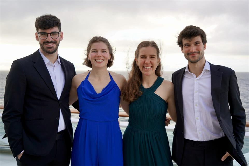 Das Myra Ensemble mit Pauline Herold (Violine), Vicent Máñez Masià (Viola), Bea Magdalena Sallaberger (Cello) und Sergi Pacheco Portalés (Klavier) spielt in der Burg Ramsdorf.