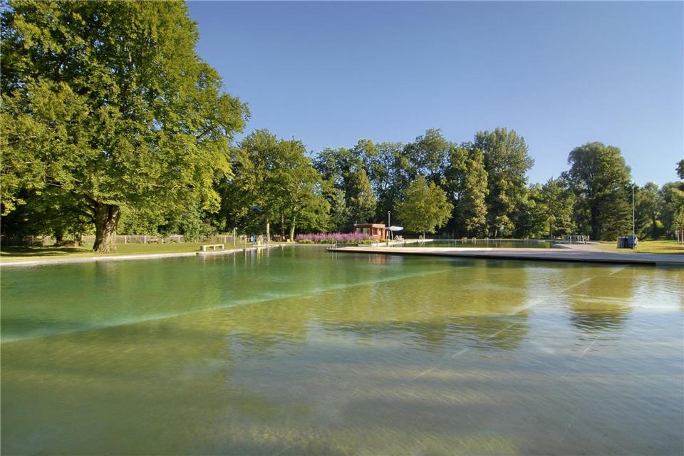 Das Naturbad Maria Einsiedel in München liegt in den Isarauen und kommt ohne Chlor aus.Denise Krejci/Stadtwerke München /dpa