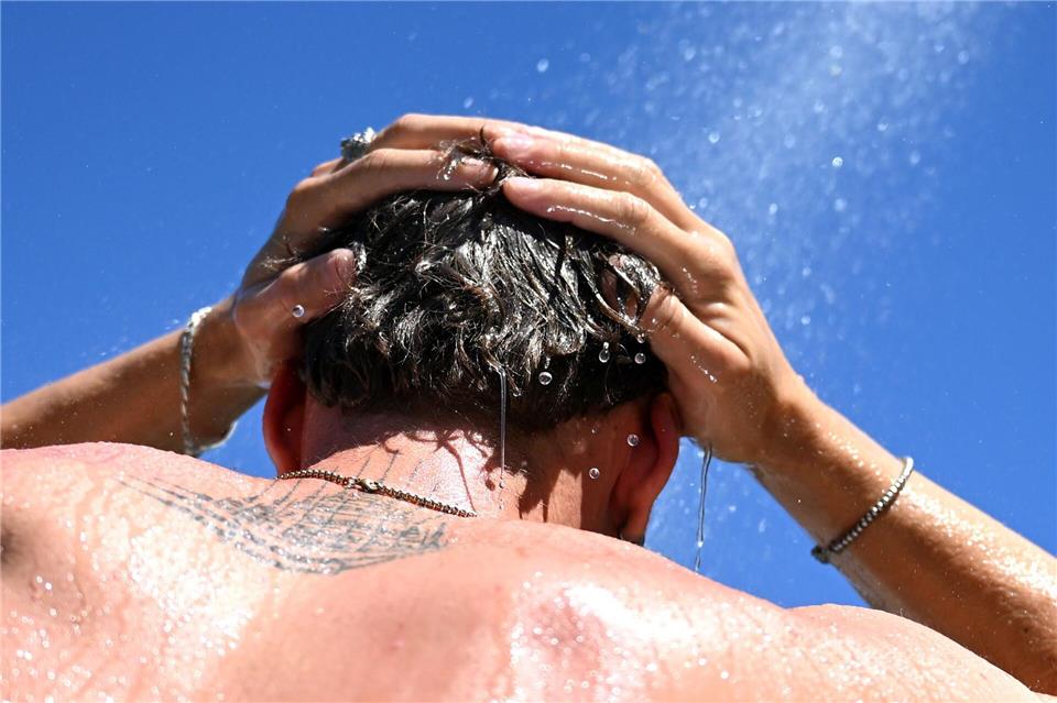 Das Naturbad in Ennigerloh bleibt vorsorglich geschlossen: Nach dem Besuch waren auffällig viele Kinder an Erbrechen und Durchfall erkrankt. (Symbolbild) Elisa Schu/dpa