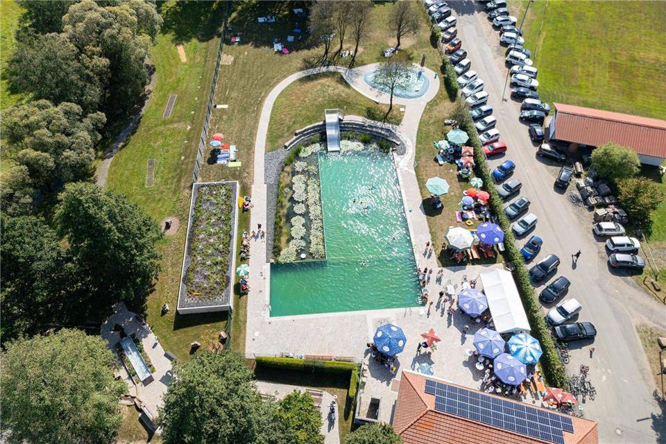Clever statt teuer: Drei Kommunen zeigen, wie Sparen geht Das Naturbad wurde mit dem „Spar-Euro“ des Bundes der Steuerzahler Hessen und des Hessischen Städte- und Gemeindebundes ausgezeichnet. Es gilt nach Ansicht der Jury als Beispiel dafür, wie eine kleine Kommune durch bürgerschaftliches Engagement, ökologische Planung und sparsames Wirtschaften ein Freibad langfristig sichern kann. Stadt Bad Soden-Salmünster/dpa