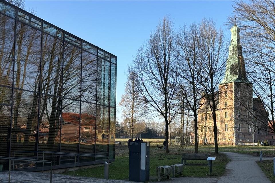 Das Naturparkhaus (links) liegt neben dem Schloss Raesfeld und grenzt an den Tiergarten.