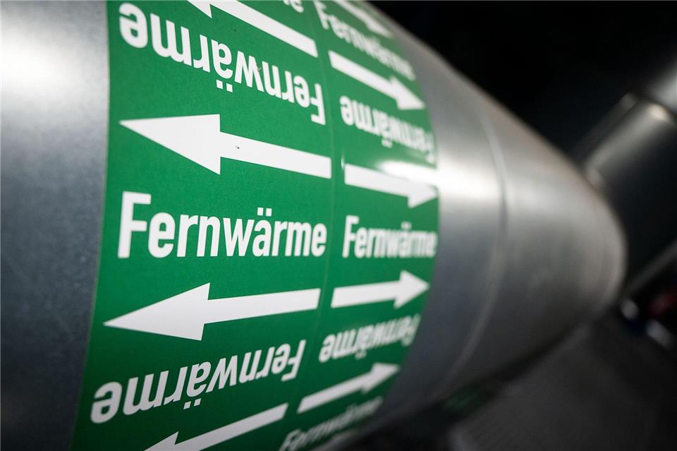 Das Netz von Leitungen, die Fernwärme transportieren, wird in Frankfurt weiter ausgebaut. (Symbolbild)Marijan Murat/dpa