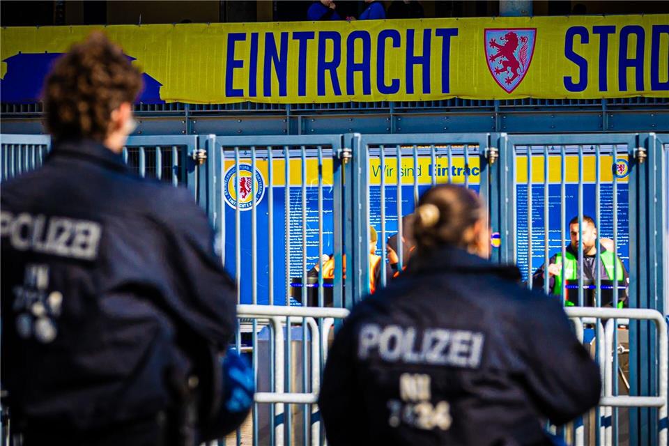 Das Niedersachsen-Derby findet mit hohem Sicherheitsaufwand statt. (Archivbild)Moritz Frankenberg/dpa