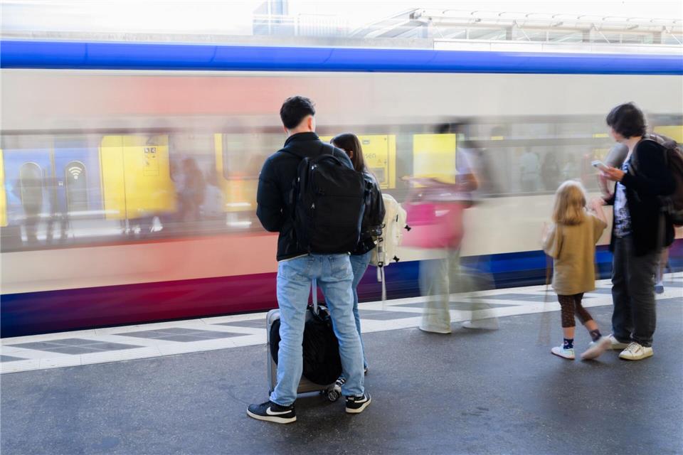 Das Niedersachsen-Ticket wird zum Fahrplanwechsel etwas teuer. (Archivbild)Julian Stratenschulte/dpa