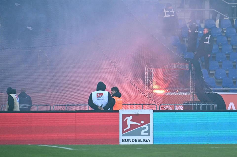 Das Niedersachsenderby war wegen Ausschreitungen unterbrochen worden.Swen Pförtner/dpa