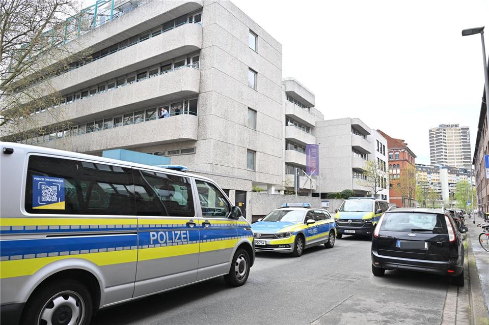 Das Niedersächsische Studieninstitut wurde vorsorglich evakuiert. Julian Stratenschulte/dpa