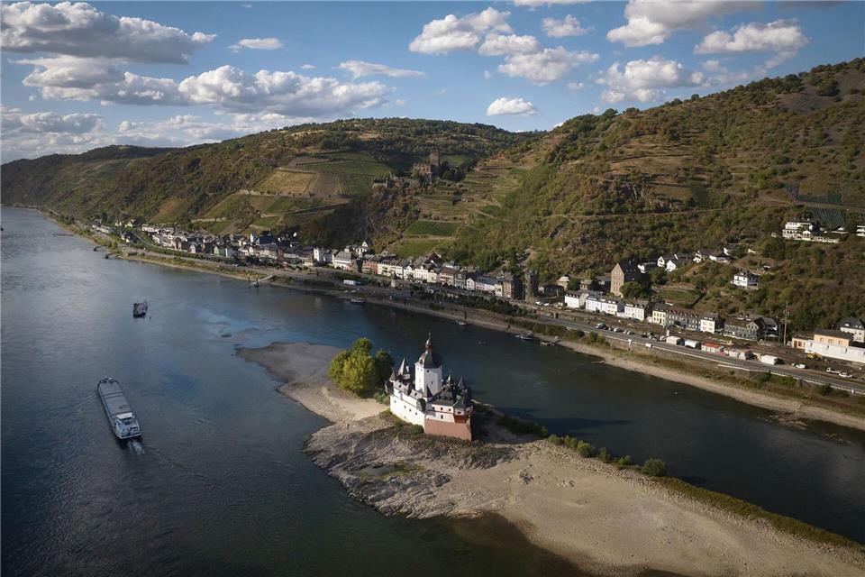 Das Niedrigwasser am Rhein belastet die deutsche Wirtschaft.Thomas Frey/dpa