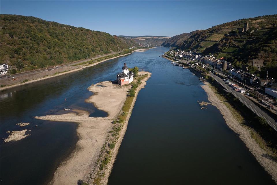Das Niedrigwasser am Rhein beschränkt die Binnenschifffahrt.Thomas Frey/dpa