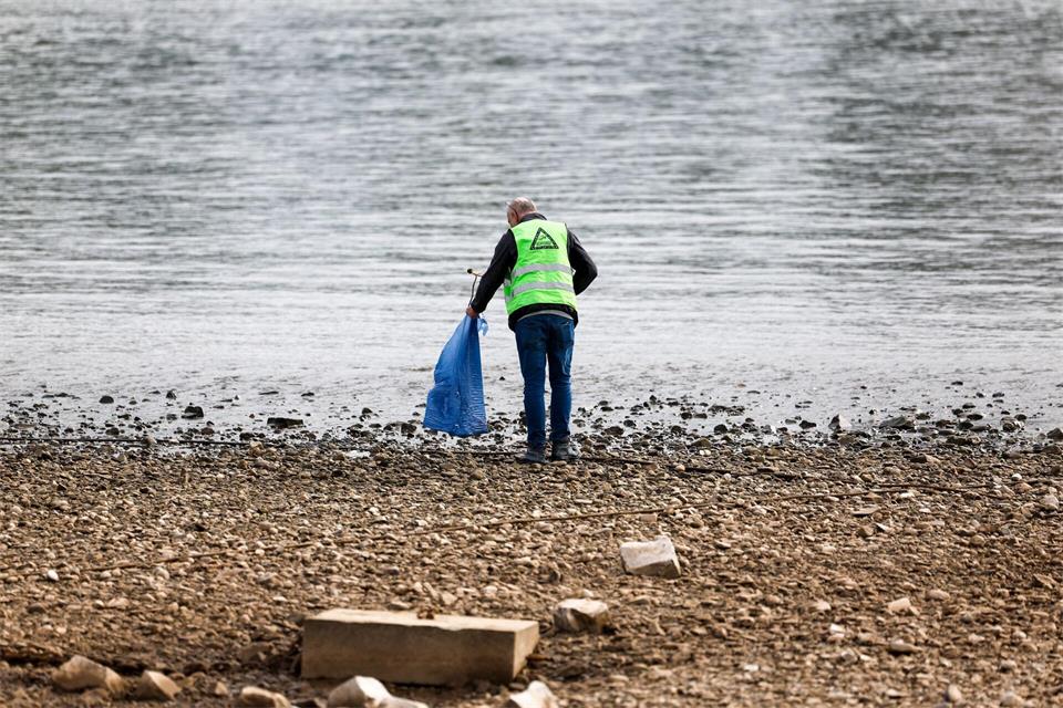 Das Niedrigwasser am Rhein hat mancherorts einen Rekordwert erreicht.Thomas Banneyer/dpa