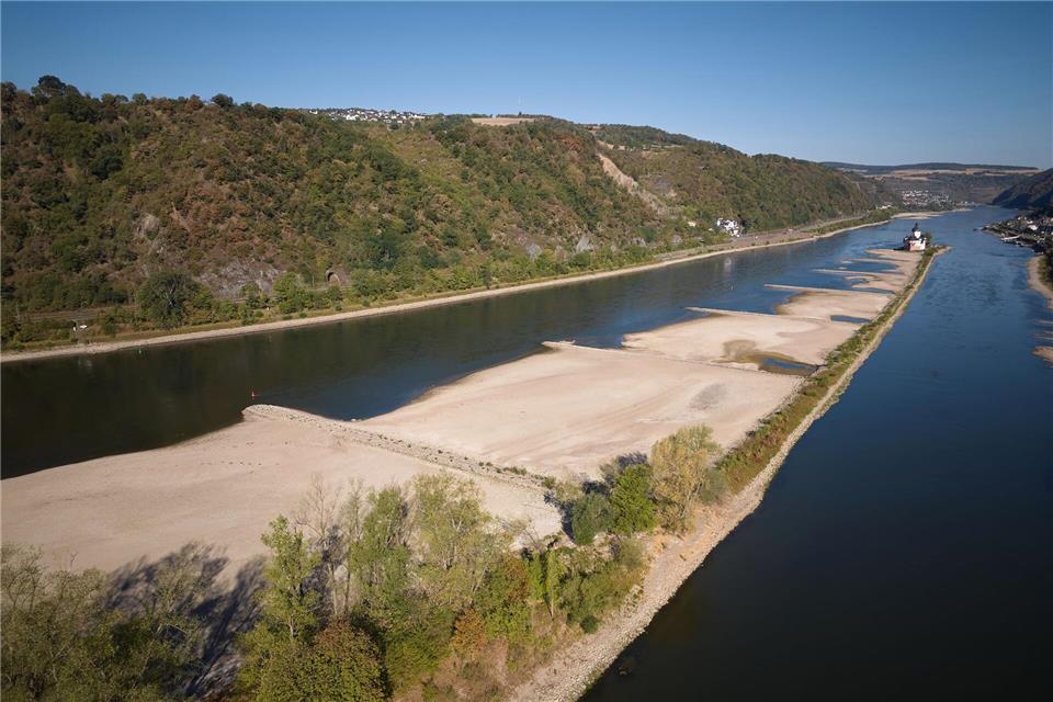 Das Niedrigwasser am Rhein könnte sich bald auch im Bau bemerkbar machen. Thomas Frey/dpa