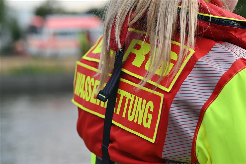 Das Niedrigwasser bedeutet für die DLRG am Rhein aktuell schwierigere und längere Einsätze. (Symbolbild)Jennifer Kramer/dpa