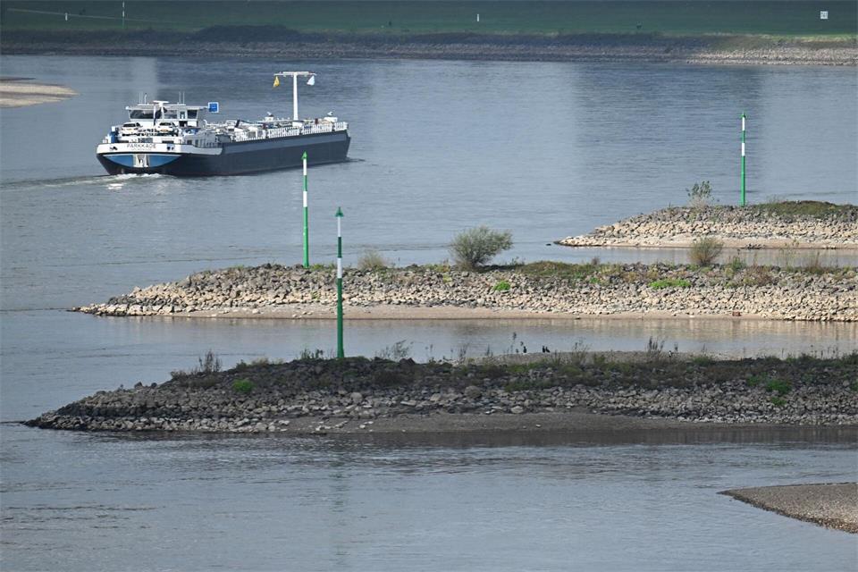 Das Niedrigwasser behindert auch die Schifffahrt auf dem Rhein.Federico Gambarini/dpa