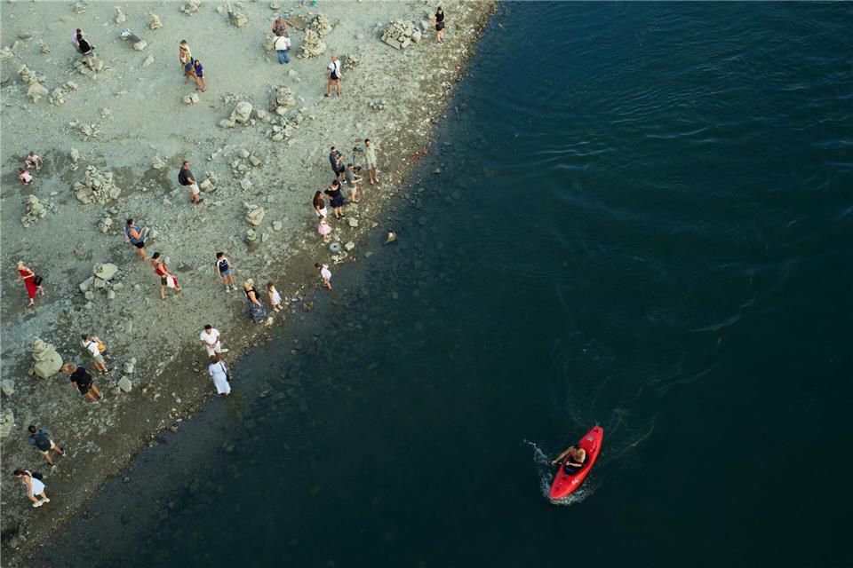 Das Niedrigwasser der Donau legt Inseln frei. Bela Szandelszky/AP/dpa