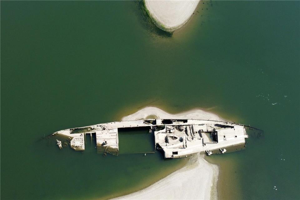 Das Niedrigwasser der Donau macht beim serbischen Prahovo versenkte alte Nazi-Schiffe sichtbar. Darko Vojinovic/AP/dpa
