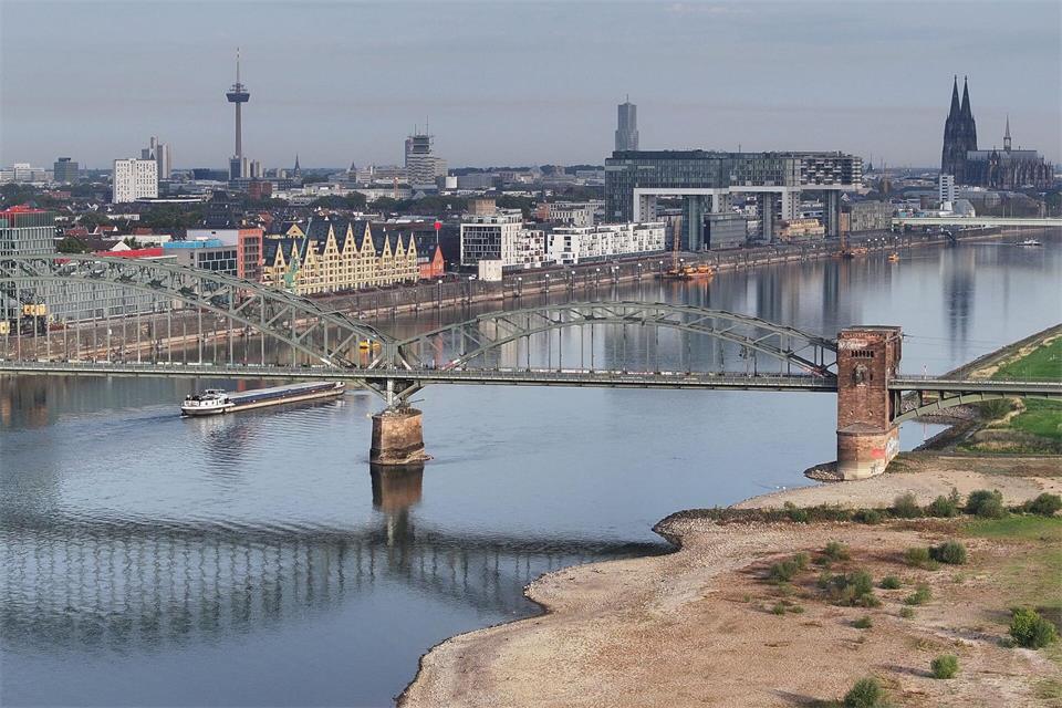 Das Niedrigwasser des Rheins hat in Köln einen neuen historischen Tiefststand erreicht.Sascha Thelen/dpa