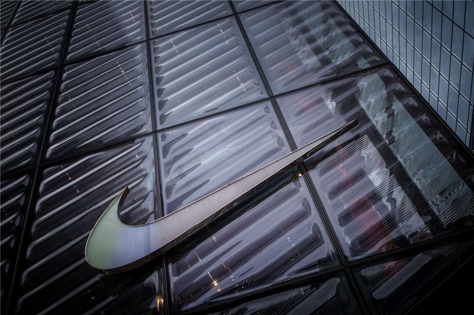 Das Nike-Geschäft erholt sich - doch die Belastung durch die US-Zölle wird größer. (Archivbild)Michael Kappeler/dpa