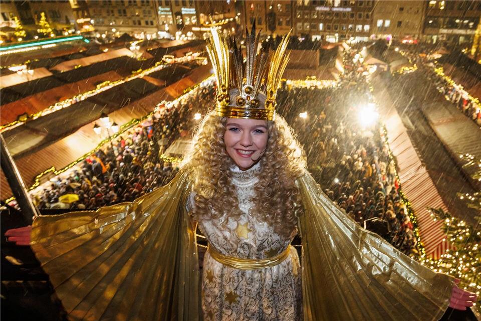 Das Nürnberger Christkind, Nelli Lunkenheimer, auf der Kirchenempore. (Archivbild)Daniel Karmann/dpa