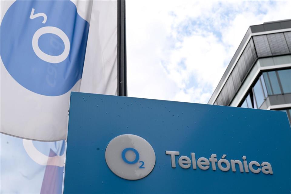 Das O2-Logo samt Fahnen ist vor dem Düsseldorfer Standort der Firma zu sehen - früher war in dem Gebäude die E-Plus-Zentrale, 2014 schluckte O2 den Wettbewerber.Wolf von Dewitz/dpa